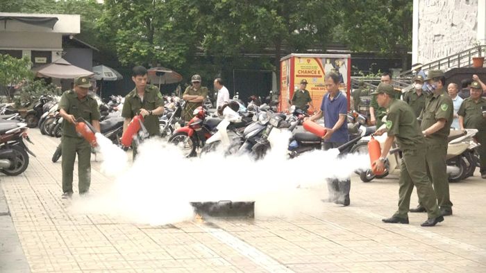 Lực lượng dân phòng, an ninh trật tự cơ sở, người dân thực hành dập tắt đám cháy bằng bình bọt. Ảnh: Đức Hùng