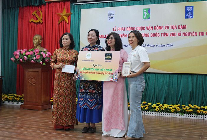 Trao tặng thiết bị xây dựng thư viện số cho Thư viện Hội Người mù Việt Nam. Ảnh: Vi Giáng