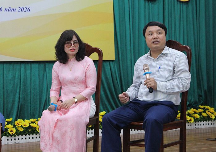 Ông Tạ Ngọc Trí, Phó Trưởng ban Thường trực Ban Chỉ đạo Giáo dục trẻ khuyết tật và trẻ em có hoàn cảnh khó khăn (Bộ Giáo dục và Đào tạo) trao đổi tại tạo đàm. Ảnh: Vi Giáng