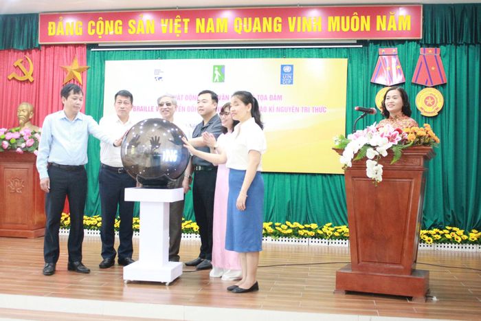 Các đại biểu thực hiện nghi thức phát động Cuộc vận động “Chữ Braille và chuyển đổi số: Vững bước tiến vào kỷ nguyên tri thức”. Ảnh: Vi Giáng