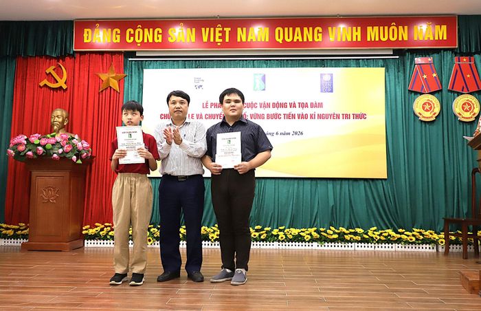 Ban Tổ chức trao giải cuộc thi thuyết trình với chủ đề “Hành trình chinh phục tri thức, vươn tới tương lai”. Ảnh: T.H