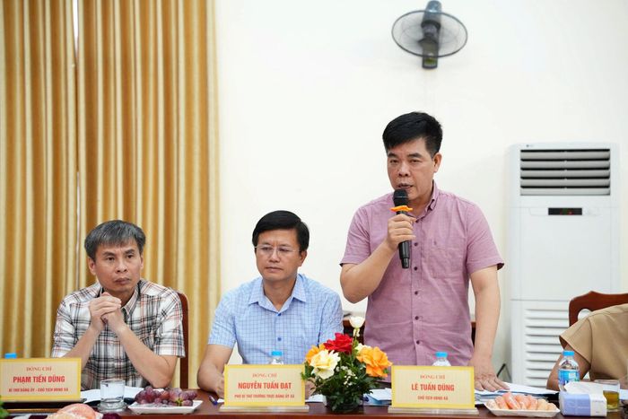 Chủ tịch UBND xã Hồng Vân Lê Tuấn Dũng báo cáo với đoàn giám sát. Ảnh: Vũ Hậu