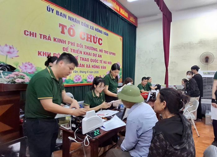 UBND xã Hồng Vân tổ chức chi trả kinh phí bồi thường, hỗ trợ giải phóng mặt bằng để triển khai dự án Khu đô thị thể thao quốc tế Hà Nội trên địa bàn xã Hồng Vân. Ảnh: Hiền Chi