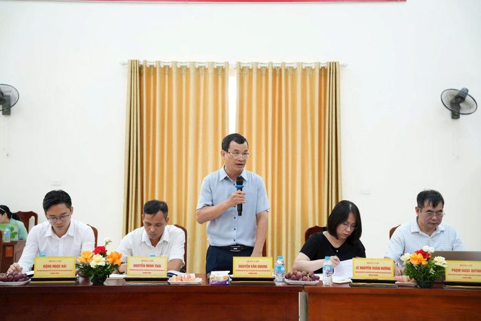 Thành viên đoàn giám sát trao đổi tại buổi làm việc. Ảnh: Vũ Hậu