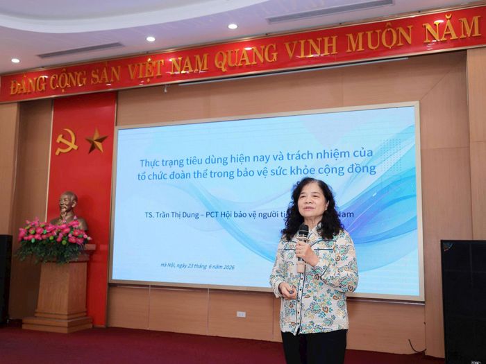 TS. Trần Thị Dung, Phó Chủ tịch Hội Bảo vệ người tiêu dùng Việt Nam chia sẻ về thực trạng tiêu dùng hiện nay và trách nhiệm của tổ chức đoàn thể. Ảnh: Hồng Nhung