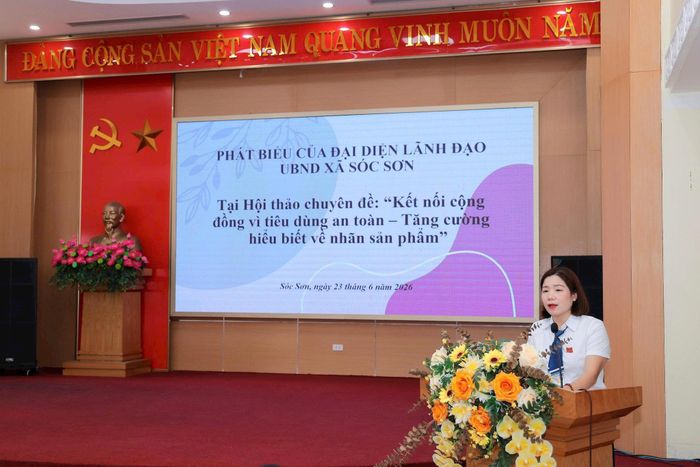 Bà Nguyễn Thị Thu Hương, Chủ tịch Ủy ban MTTQ Việt Nam xã Sóc Sơn phát biểu tại hội thảo. Ảnh: Hồng Nhung