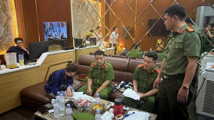 Công an phường Yên Hòa chú trọng tuyên truyền, vận động các cơ sở kinh doanh và người lao động nâng cao ý thức chấp hành pháp luật về phòng, chống ma túy. Ảnh: Công an phường Yên Hòa