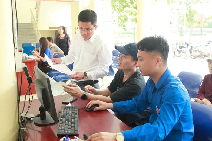 Phó Chủ tịch UBND xã Đại Xuyên Phạm Anh Tuấn kiểm tra việc thực hiện thủ tục hành chính tại Điểm phục vụ hành chính công xã. Ảnh: Hồng Nhung