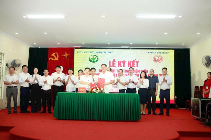 Chủ tịch UBND xã Đại Xuyên Hoàng Tuân và PGS.TS Dương Đức Hùng, Giám đốc Bệnh viện Hữu nghị Việt Đức ký kết hợp tác giữa Trạm y tế xã Đại Xuyên và Bệnh viện Hữu nghị Việt Đức. Ảnh: Hồng Nhung