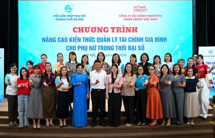 Các đại biểu tham dự chương trình “Nâng cao kiến thức quản lý tài chính gia đình cho phụ nữ trong thời đại số” do Hội Liên hiệp phụ nữ Hà Nội và công ty Tài chính TNHH MTV Home Credit Việt Nam phối hợp triển khai chụp ảnh kỷ niệm.