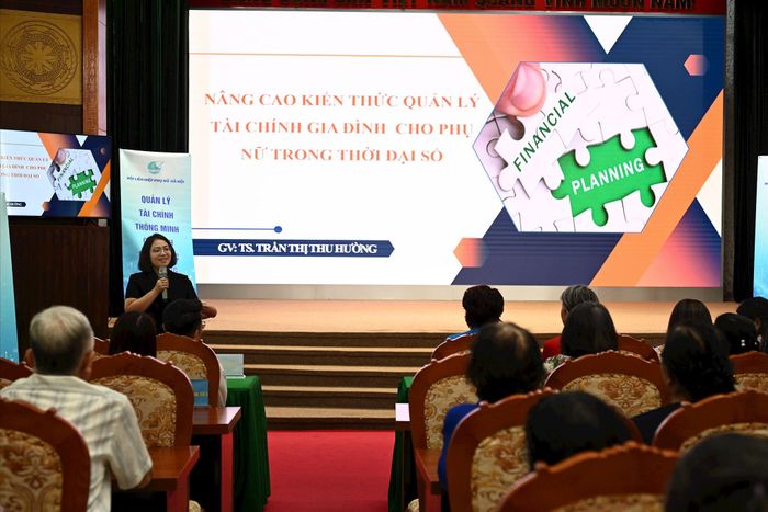 TS Trần Thị Thu Hường, giảng viên Khoa Ngân hàng, Học viện Ngân hàng chia sẻ tại chương trình.