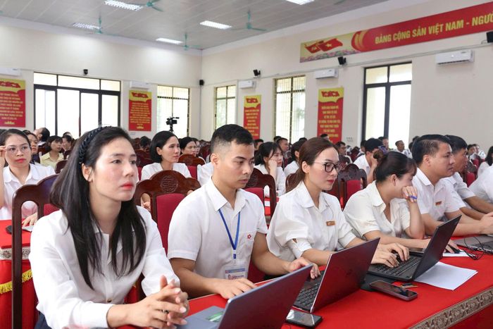 Xã Bất Bạt thường xuyên tổ chức các lớp tập huấn cho cán bộ, công chức.