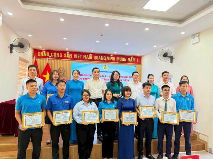 Công đoàn phường Ba Đình tuyên dương các gia đình công nhân, viên chức, lao động tiêu biểu. Ảnh: Ngọc Đức