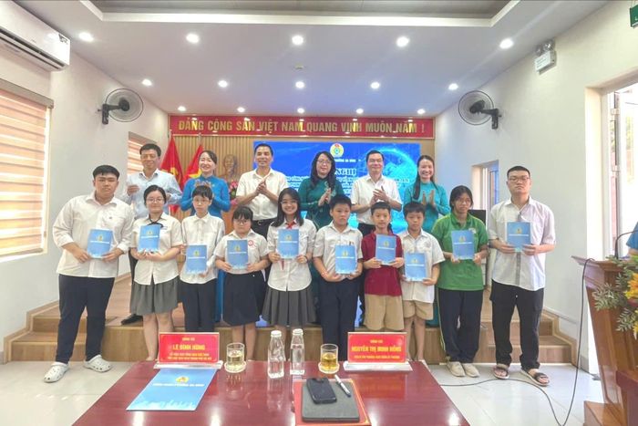 Công đoàn phường Ba Đình trao quà cho các em học sinh là con công nhân, viên chức, lao động vượt khó học giỏi trong năm học 2025-2026. Ảnh: PV
