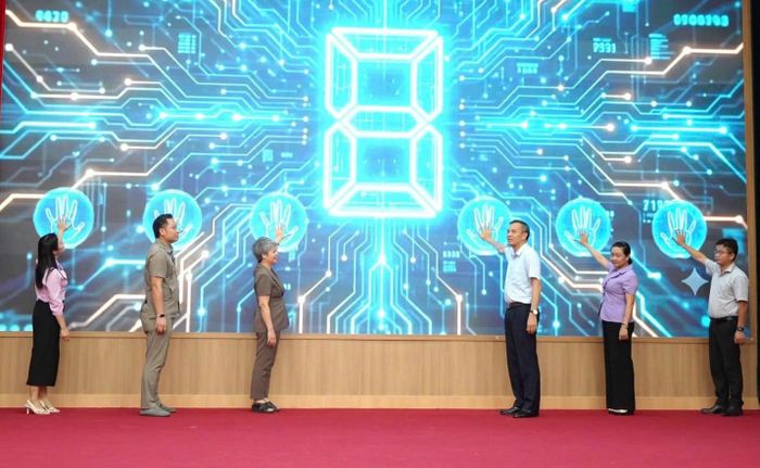 Các đại biểu bấm nút ra mắt các mô hình tại buổi lễ. Ảnh: Hồng Quý