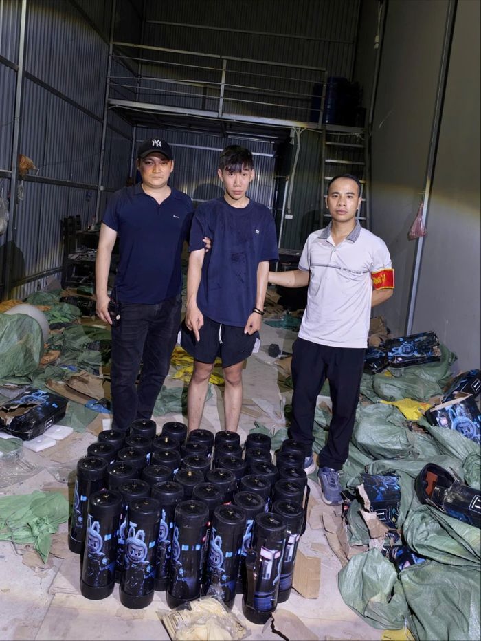 Bên trong kho chứa khí N20 do đối tượng cất giấu trái phép. Ảnh: Cơ quan Công an