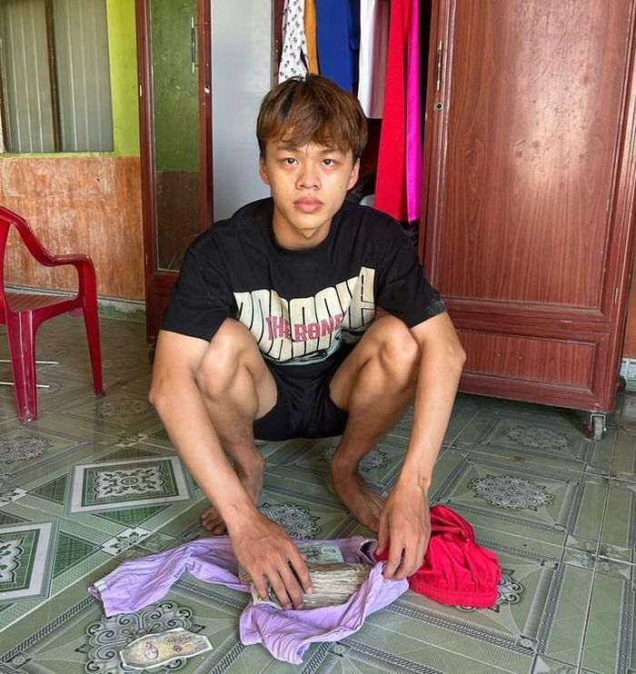 Đối tượng Văn Hồng Nhân và tang vật vụ án. Ảnh: CACC
