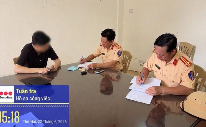 Lực lượng Cảnh sát giao thông lập biên bản xử phạt hành chính.