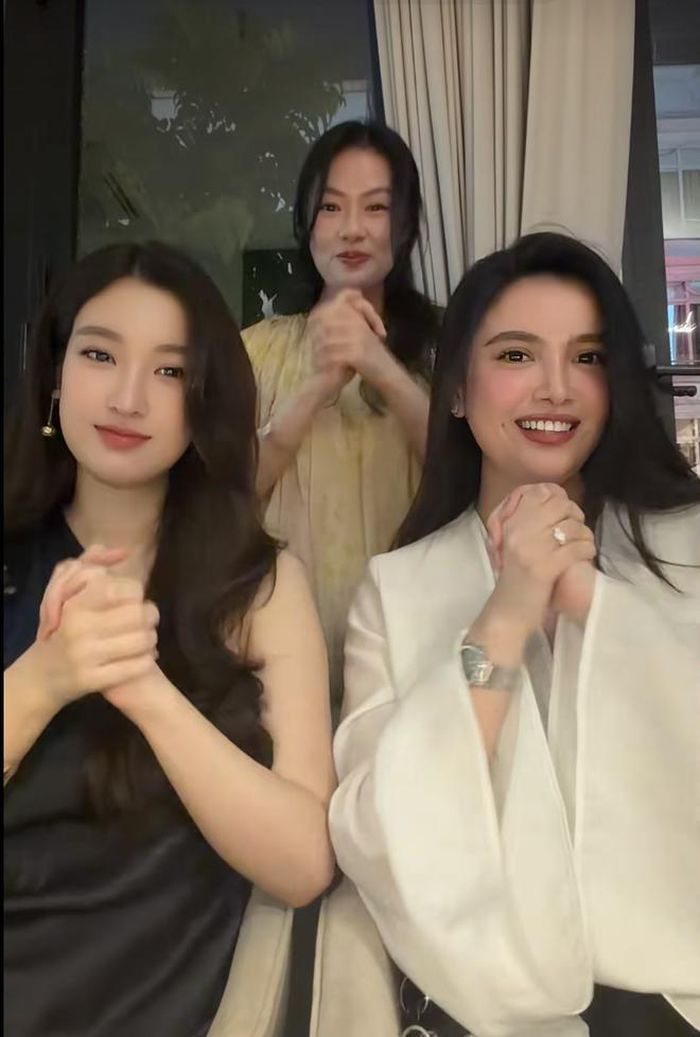 Nàng hậu diện đầm lụa đơn giản đi ăn tối với bạn bè. Đây là một trong số ít lần Đỗ Mỹ Linh lộ diện sau khi sinh con thứ hai cho chồng doanh nhân.