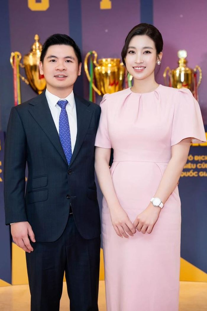 Hồi đầu tháng 6, Đỗ Mỹ Linh đăng ảnh chụp cùng chồng và gửi lời chúc mừng nhân dịp kỷ niệm 20 năm thành lập Câu lạc bộ bóng đá Hà Nội.