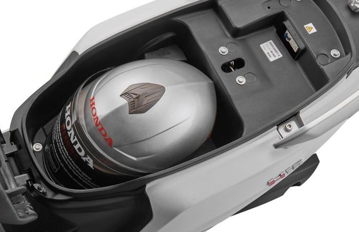Honda H12 sử dụng phanh đĩa trước kết hợp phanh cơ phía sau.