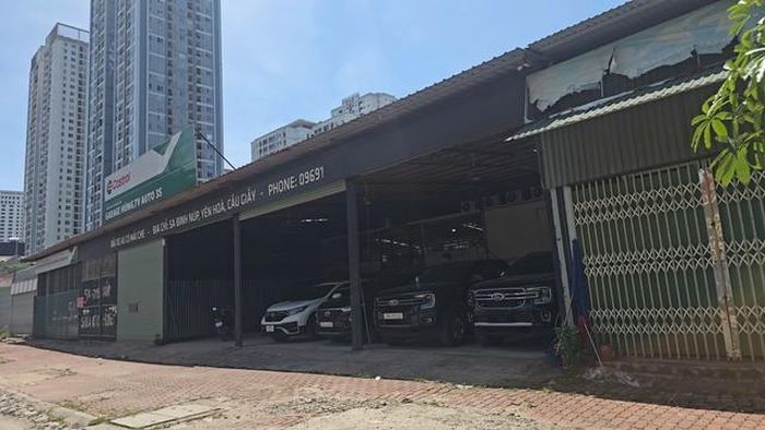 Các công trình nhà xưởng khung thép, mái tôn ở khu mặt đường Đình Núp vẫn tồn tại và hoạt động.