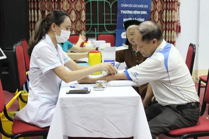 Không chỉ cựu chiến binh, Hà Nội sẽ hỗ trợ 100% mức đóng BHYT cho người từ 60 đến dưới 75 tuổi, cựu thanh niên xung phong, cựu công an nhân dân và nhiều nhóm đối tượng đặc thù khác. Chính sách mới được kỳ vọng góp phần mở rộng độ bao phủ bảo hiểm y tế và bảo đảm an sinh xã hội trên địa bàn. Ảnh minh họa
