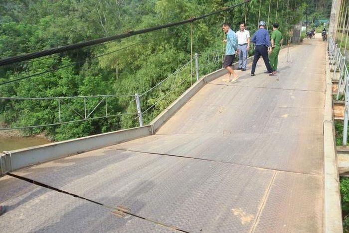 Ngày 23/6, chính quyền xã Vĩnh Tuy (tỉnh Tuyên Quang) cho biết cầu treo Vĩnh Hảo vừa xảy ra sự cố đứt dây cáp, khiến một phần mặt cầu bị nghiêng, buộc phải tạm dừng lưu thông để bảo đảm an toàn - (ảnh xã Vĩnh Tuy).