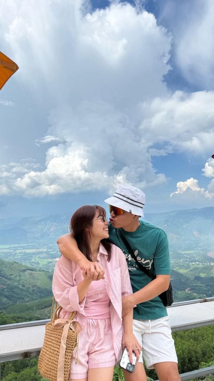 Theo bà xã Hồng Đăng, mỗi năm một chuyến hành trình xuyên Việt để các con biết Việt Nam mình đẹp thế nào. Mỗi điểm dừng chân mang đến một cảm giác mới mẻ vì cảnh sắc thiên nhiên và trải nghiệm khác nhau nên các con đều hào hứng, thích thú với lịch trình do bố mẹ chuẩn bị.