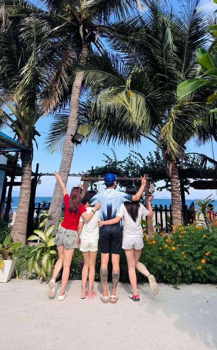 Gia đình Hồng Đăng chụp ảnh kỷ niệm tại Dốc Lết (Nha Trang) - nơi đây nổi tiếng với bãi cát trắng mịn, hàng dương xanh mát và không gian yên bình.