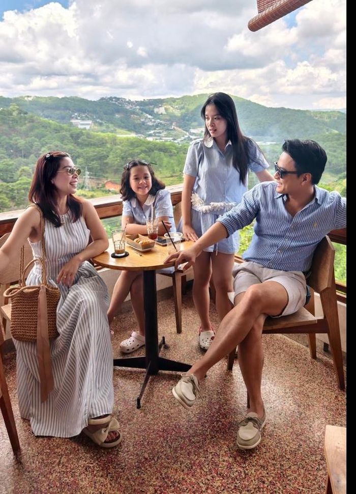 "Thời tiết và cảnh đẹp nao lòng. Tối đến chỉ 17 độ và đặc biệt ăn với uống món nào cũng ngon. Yêu Đà Lạt", Hồng Đăng khoe khoảnh khắc gia đình check-in ở Đà Lạt.