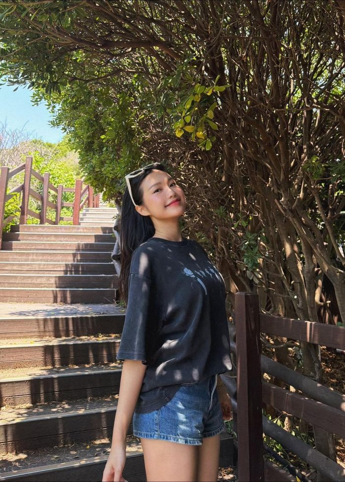 Áo thun oversized kết hợp quần short denim xanh là công thức "chân ái" của những chuyến du lịch mùa hè.