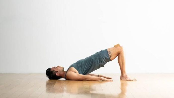 Cách thực hiện tư thế yoga cây cầu.