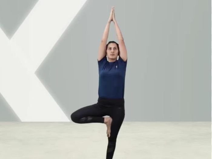 Tư thế yoga cái cây cải thiện sự tập trung.