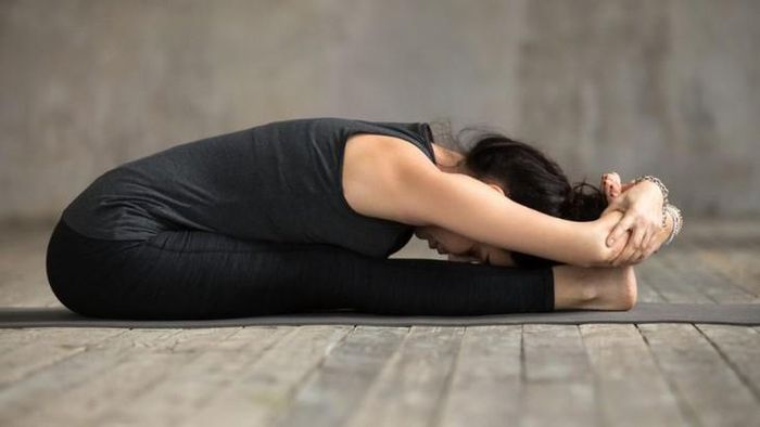 Gập người về phía trước khi ngồi là tư thế yoga áp chót trong chuỗi 10 tư thế giúp làm dịu tâm trí.