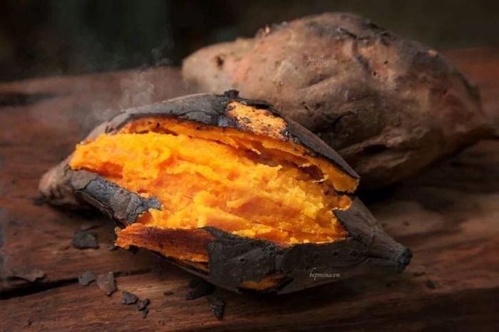 Nhờ chứa vitamin A và C cùng chất xơ hòa tan và nhiều chất dinh dưỡng có lợi, khoai lang nướng giúp tăng cường sức khỏe và hệ miễn dịch.