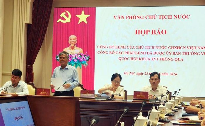 Phó Chủ nhiệm Văn phòng Chủ tịch nước Cấn Đình Tài công bố Lệnh của Chủ tịch nước đối với hai pháp lệnh.