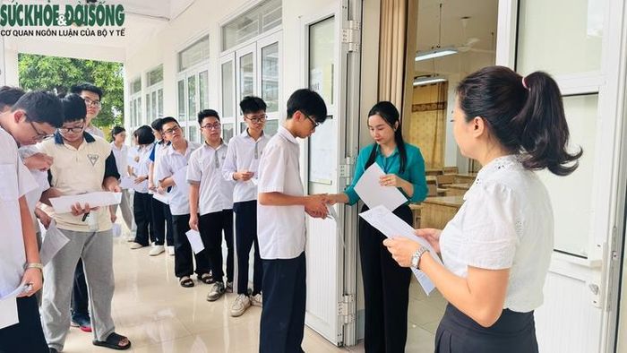 Thí sinh xếp hàng làm thủ tục vào phòng thi, đảm bảo đúng quy chế thi.