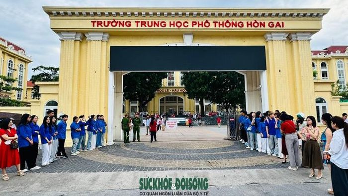 Lực lượng công an, thanh niên tỉnh nguyện và phụ huynh học sinh có mặt từ sớm tại điểm thi Trường THPT Hòn Gai để hỗ trợ, động viên thí sinh.