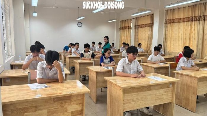 Cán bộ coi thi kiểm tra thông tin, hướng dẫn thí sinh trước giờ phát đề thi.