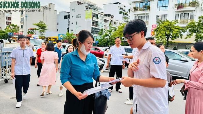 Phụ huynh tranh thủ kiểm tra lại giấy tờ, động viên con trước giờ vào phòng thi.