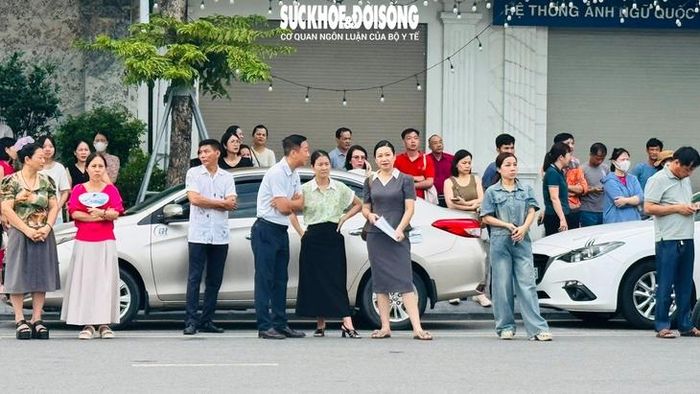 Nhiều phụ huynh tập trung bên ngoài điểm thi, hồi hộp chờ đón con hoàn thành môn thi đầu tiên.