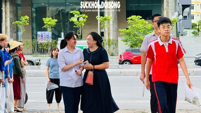 Phụ huynh động viên con trước khi vào thi.