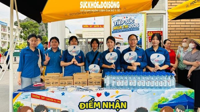 Lực lượng tình nguyện viên phát nước miễn phí cho thí sinh và người nhà tại khu vực bên ngoài điểm thi.