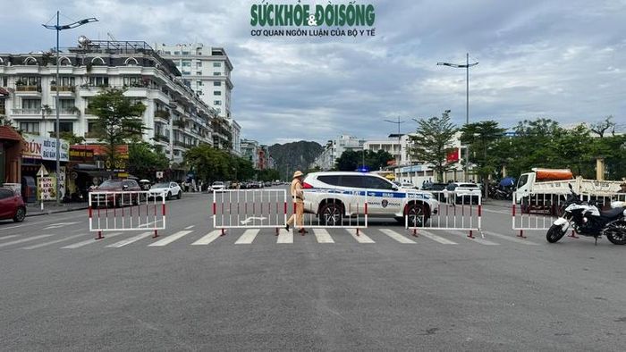 Lực lượng CSGT Quảng Ninh phân luồng, đảm bảo an toàn giao thông tại điểm thi Trường THPT Chuyên Hạ Long.