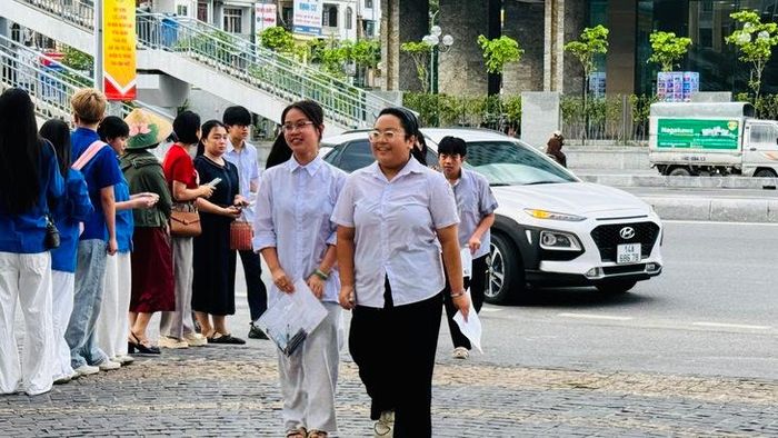 Nhiều thí sinh tự tin và thoải mái trước khi bước vào môn thi đầu tiên.