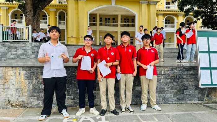 Nhóm thí sinh tranh thủ lưu lại khoảnh khắc trước khi bước vào kỳ thi tuyển sinh lớp 10 THPT.