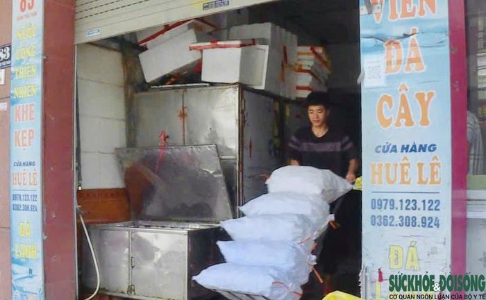 Mỗi ngày hàng tấn đá viên được tiêu thụ tại Nghệ An, song không phải sản phẩm nào cũng dễ dàng truy xuất nguồn gốc.