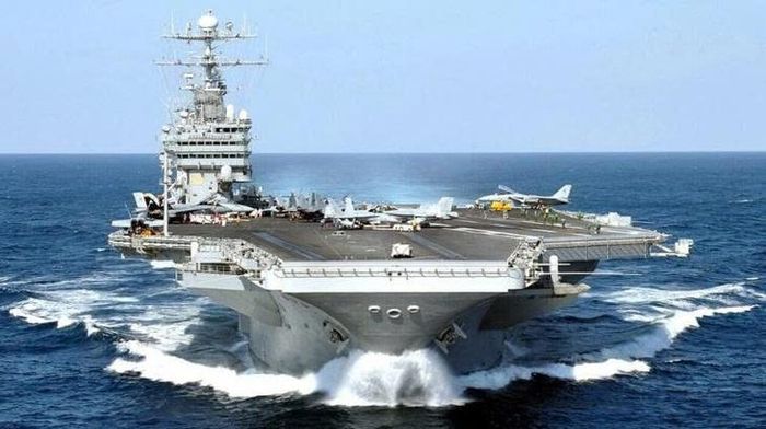USS George Washington (CVN-73) hiện đang hoạt động tại biển Philippines. Đây là tàu sân bay được triển khai thường trực tại Nhật Bản và đóng vai trò then chốt trong chiến lược của Mỹ ở khu vực Ấn Độ Dương - Thái Bình Dương. Con tàu mới ghé Guam trong chuyến tuần tra đầu tiên của năm 2026.