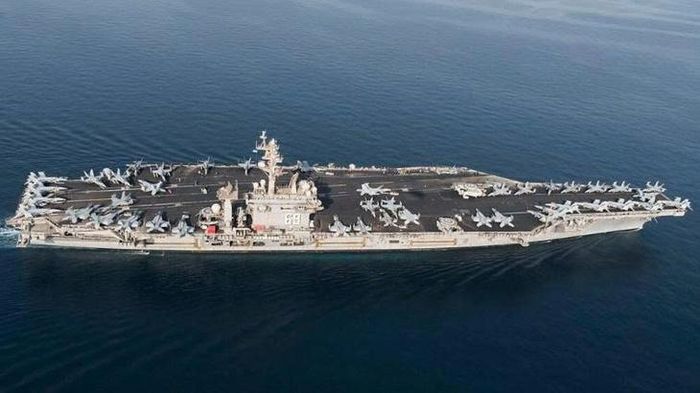 USS Dwight D. Eisenhower (CVN-69) hiện neo tại Norfolk, bang Virginia. Sau khi hoàn thành các đợt thử nghiệm trên biển hồi tháng 4, con tàu đang bước vào chu kỳ huấn luyện để chuẩn bị cho đợt triển khai tiếp theo dự kiến diễn ra vào đầu năm 2027. Đây là tàu sân bay hạt nhân lâu đời thứ hai còn hoạt động của Mỹ và dự kiến sẽ được thay thế bằng USS Enterprise (CVN-80) vào cuối thập niên này. Trong lịch sử hoạt động, Eisenhower từng tham gia chiến dịch giải cứu con tin Iran năm 1980 và Chiến tranh Vùng Vịnh năm 1990.